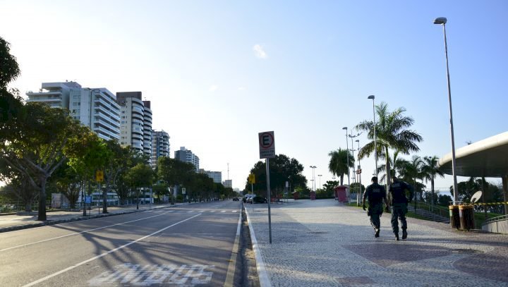 Prefeito mantém interdição da praia da Ponta Negra, amplia horário do comércio no parque e abre faixa liberada