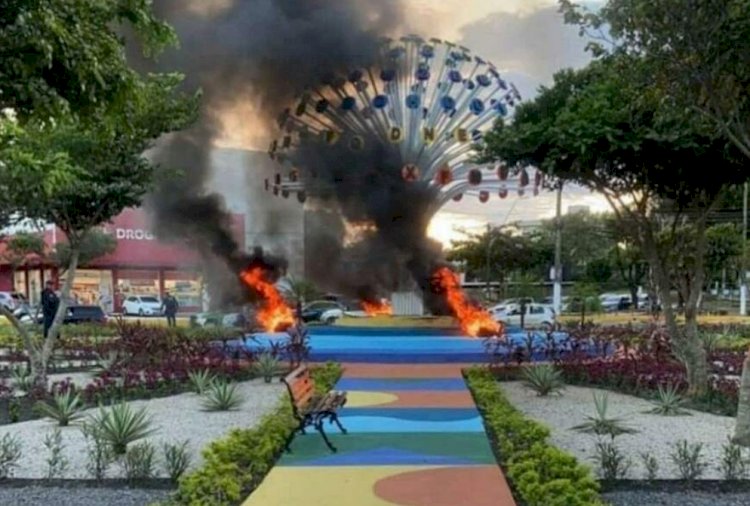 Recem inaugurada, bola das letras é incendiada em plena luz do dia