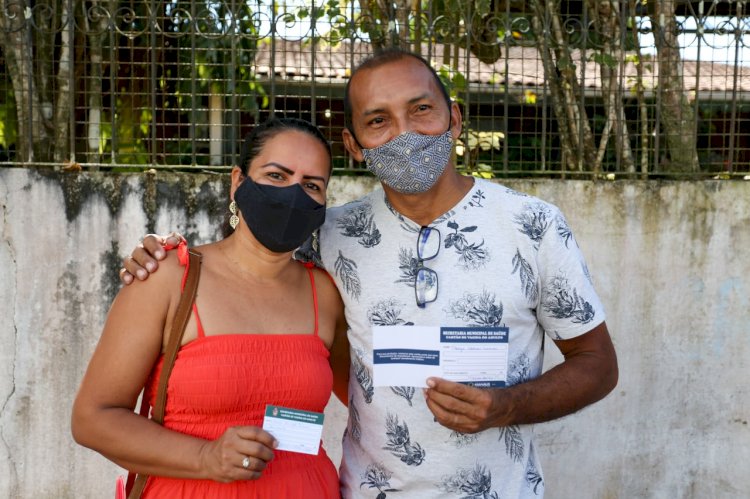 Juntos há 30 anos, casal toma primeira dose da vacina no Dia dos Namorados em Manaus