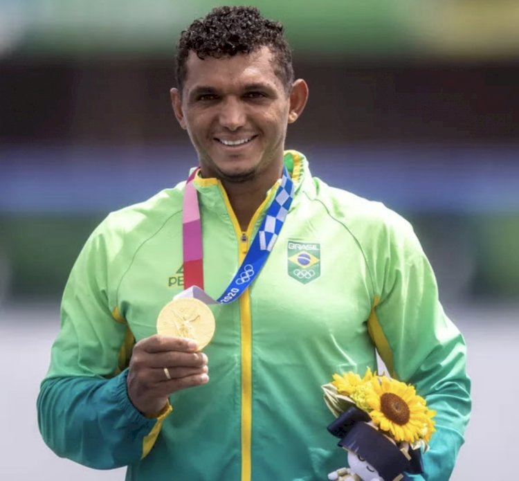 Isaquias Queiroz leva a medalha de ouro nas Olimpíadas de Tóquio