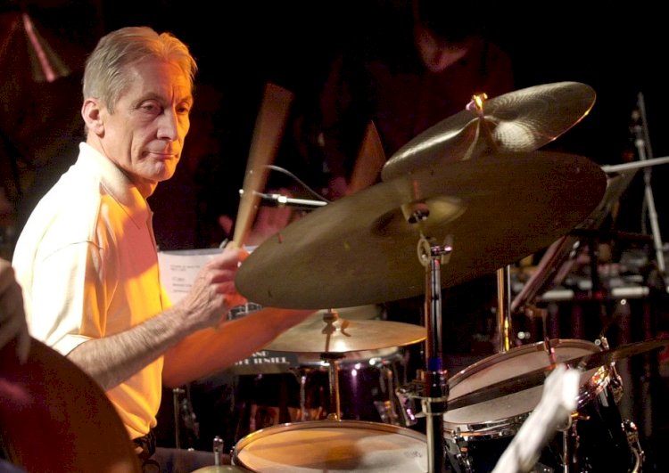 Charlie Watts, baterista do Rolling Stones, morre aos 80 anos