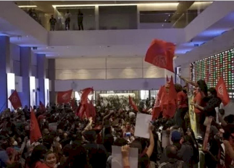 MTST ocupa a Bolsa de Valores de SP em protesto contra fome e inflação