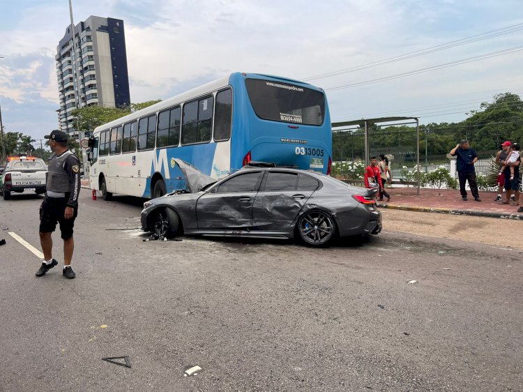 Homem fica ferido após colidir BMW 320i M Sport contra traseira de ônibus em Manaus