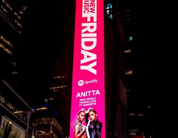 Anitta comemora divulgação de novo single na Times Square, em Nova York