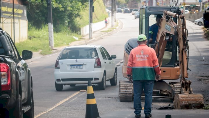 Rede de drenagem rompida causa afundamento de pista no Dom Pedro, e Prefeitura de Manaus faz obra emergencial