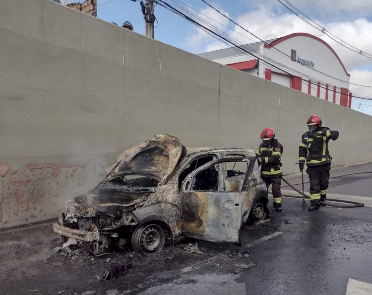 Carro fica totalmente destruído após pegar fogo em Manaus