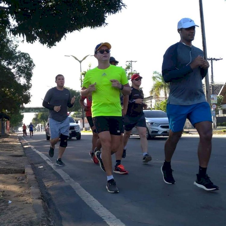 Prefeito de Manaus, David Almeida, ganha destaque na coluna Radar da Veja