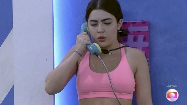 Jade atende o Big Fone no 'BBB 22' e está no paredão junto com Arthur