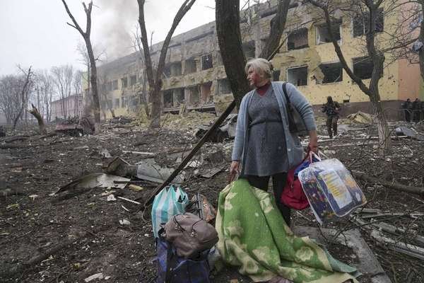 Forças russas bombardeiam escola que abrigava 400 pessoas, diz conselho de Mariupol