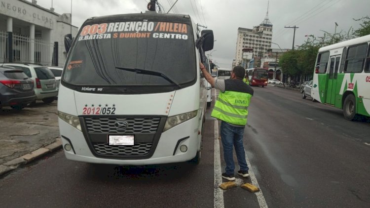 Micro-ônibus executivos são fiscalizados pela prefeitura no centro de Manaus