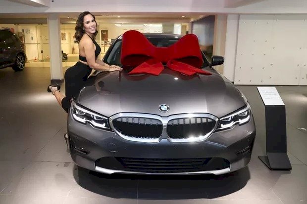 Mulher Melão compra carro de R$300 mil: "Louca para fazer meu primeiro nude dentro"