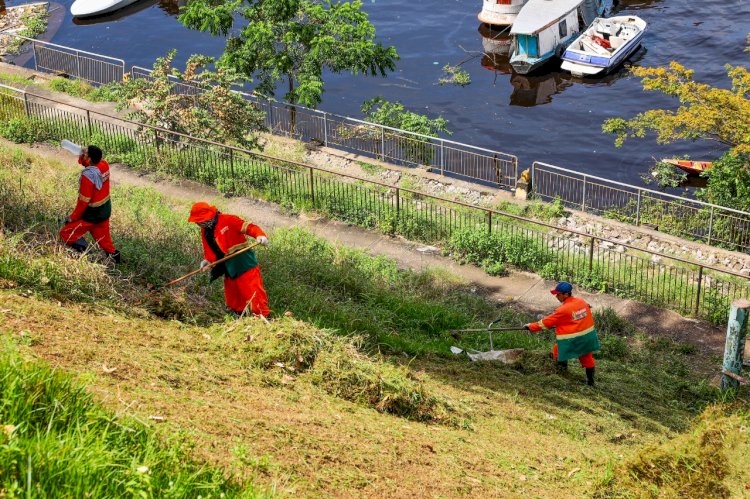 Prefeitura realiza limpeza na orla do Amarelinho