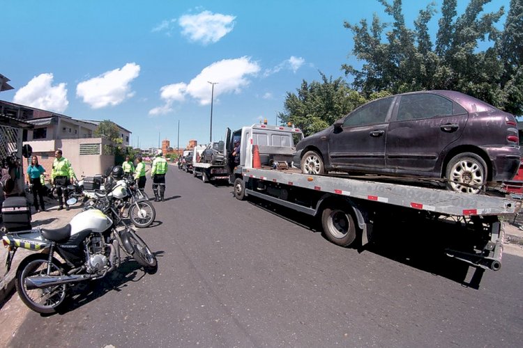 Operação 'Sucata' retira carros abandonados em ruas de Manaus; saiba como solicitar o serviço