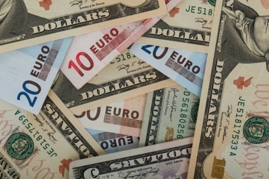 Euro pode ficar abaixo do dólar pela primeira vez em 20 anos; entenda por que isso acontece