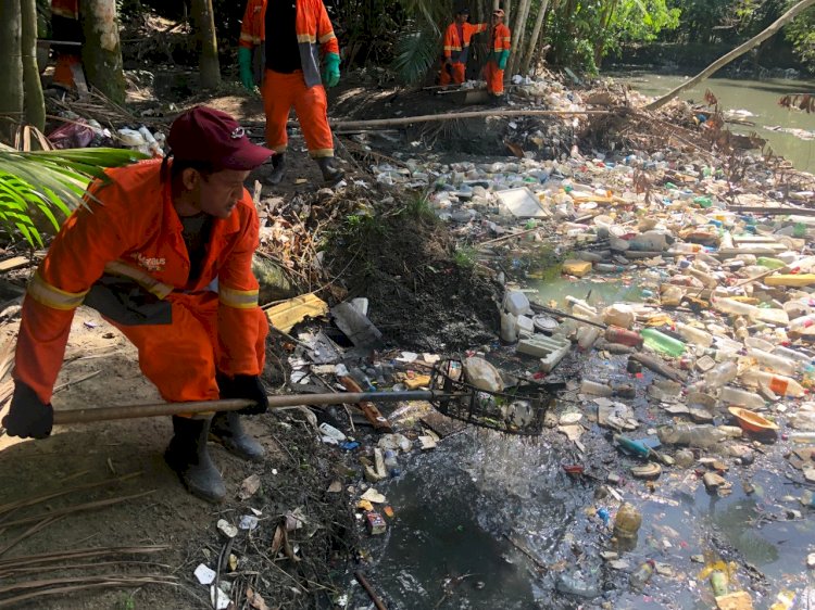 Prefeitura realiza mais uma ação de limpeza no igarapé do Mindu
