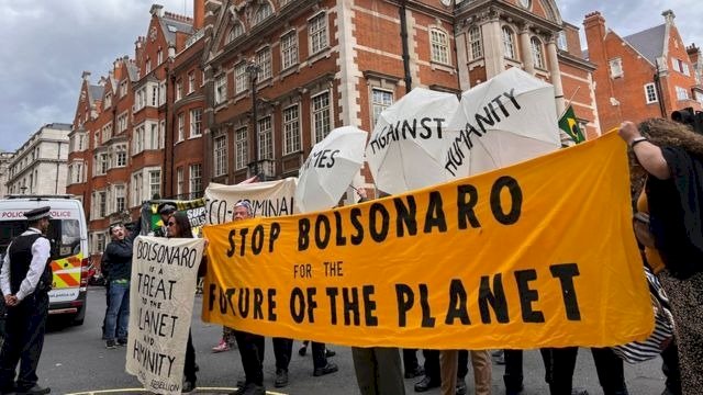 Grupo faz protesto contra Bolsonaro em Londres