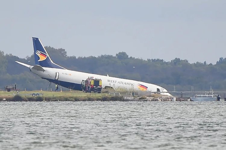 Pouso mal sucedido faz com que avião cargueiro pare à beira de lago na França