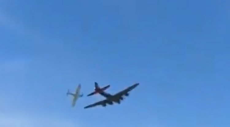 Veja momento em que aeronaves militarem colidem durante show nos Estados Unidos