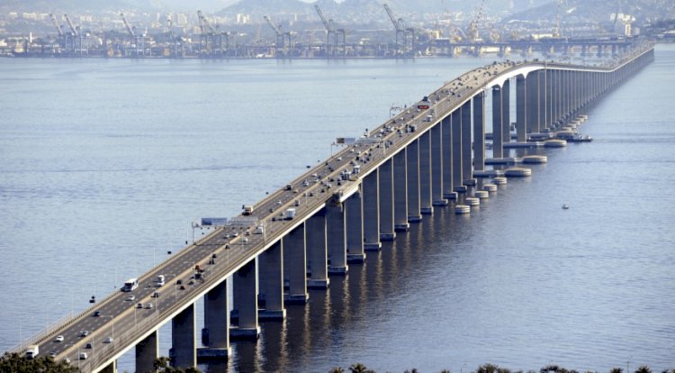 Navio bate na ponte Rio-Niterói e via é interditada nos dois sentidos