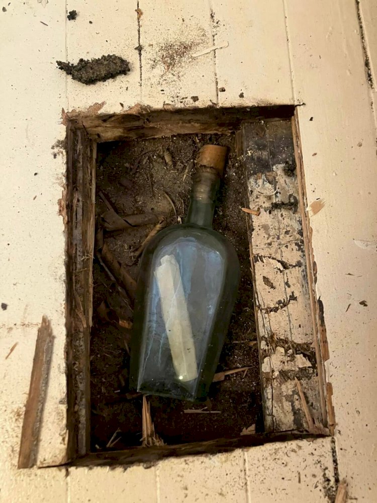 Família encontra mensagem de 135 anos em garrafa escondida embaixo de assoalho, e se surpreende com recado