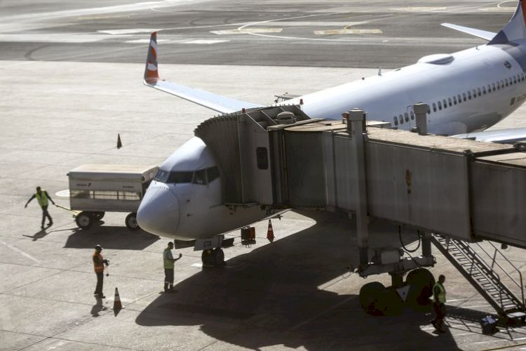 Pilotos e comissários de voo decretam greve para próxima segunda-feira