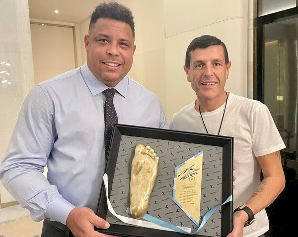 Ronaldo Fenômeno ganha presente com molde do pé esquerdo de Maradona