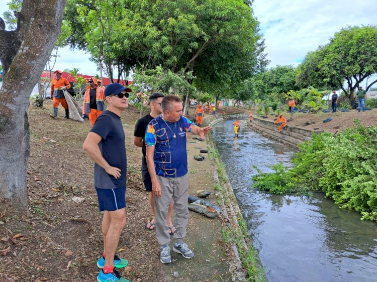 Prefeito David Almeida acompanha ação de limpeza no Igarapé do Passarinho