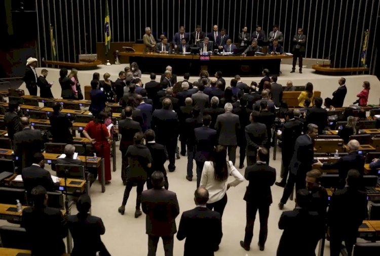 Congresso aprova aumento de salário de presidente, ministros e parlamentares