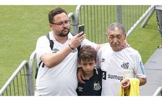 Velório do Rei Pelé reúne autoridades, emociona fãs e torcedores e resgata memórias do ídolo