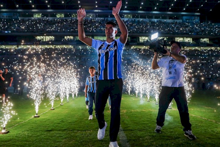 Público de jogo, emoção e promessa: Suárez é apresentado pelo Grêmio na Arena