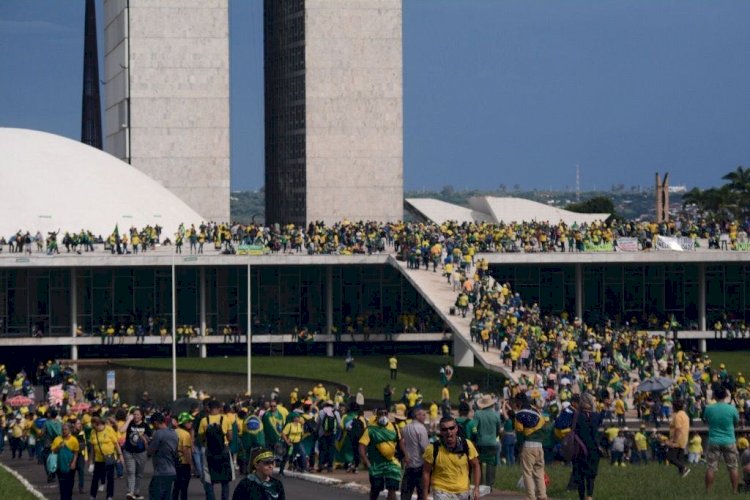 Criminosos invadem plenário do STF, Congresso Nacional e Palácio do Planalto