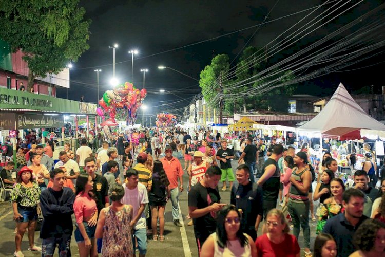 Prefeitura de Manaus comemora 139 anos da Praça 14 de Janeiro e show pirotécnico chama a atenção