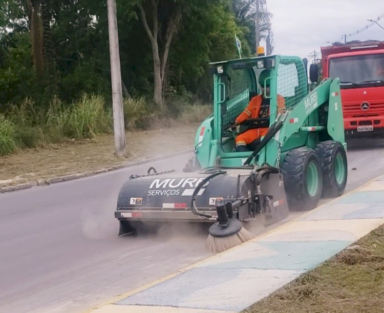 Prefeitura usa máquinas de varrição em serviço de limpeza das ruas de Manaus
