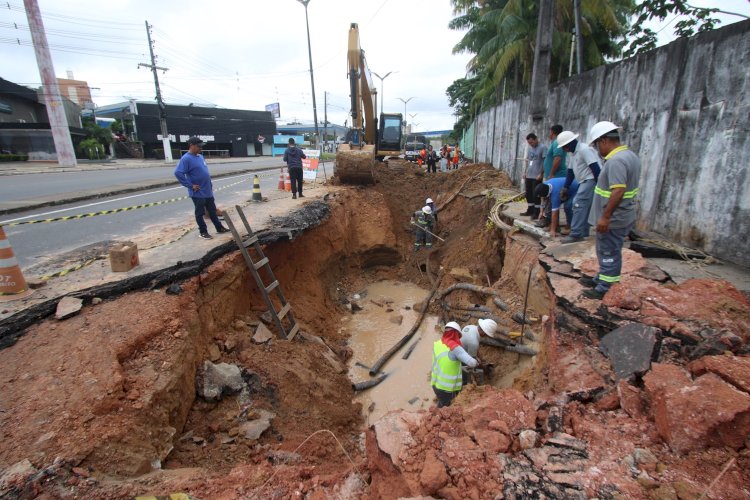 Prefeitura de Manaus trabalha em cratera de 2,5 metros de profundidade na avenida Rodrigo Otávio