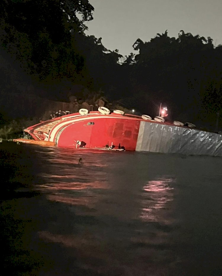 O Corpo de Bombeiros Militar do Amazonas resgata quarenta e duas pessoas na noite desta sexta-feira em naufrágio