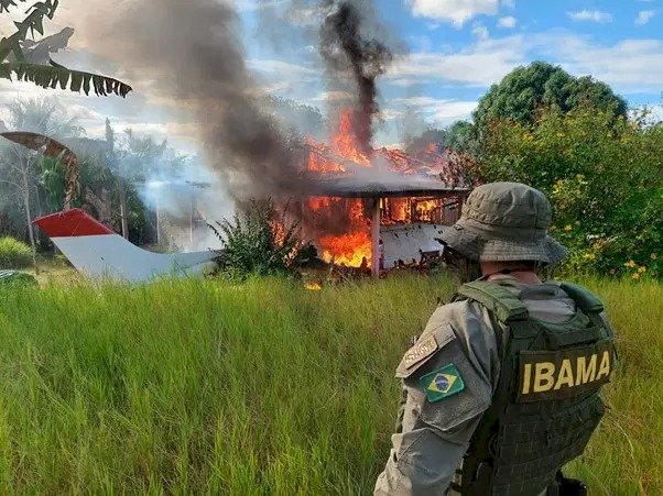 Ibama queima avião, helicóptero e maquinários de garimpeiros ilegais na Terra Yanomami