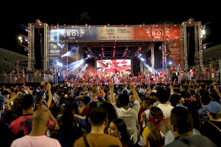 Mais de 30 artistas se revezam no palco do Carnaboi neste fim de semana, no Sambódromo