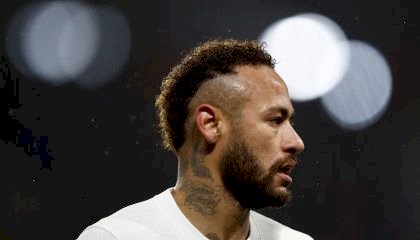 Neymar passa por cirurgia no tornozelo direito no Catar