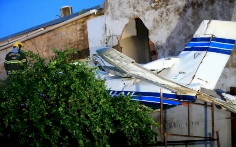 Queda de avião sobre casas deixa dois mortos e quatro feridos em Goiânia