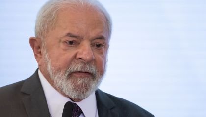 Lula tem pneumonia leve, cancela agenda e adia embarque para China