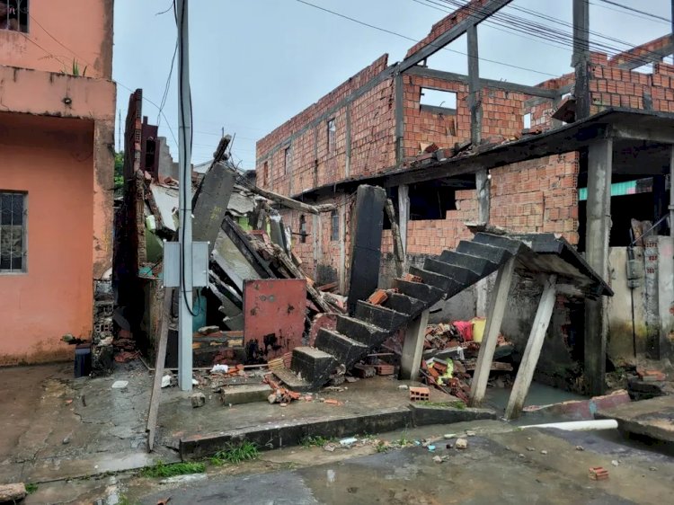 Durante forte chuva, casa construída sob igarapé desaba em Manaus