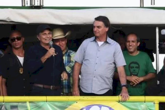 Bolsonaro guardou joias e presentes em fazenda de Nelson Piquet, diz jornal