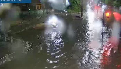 Temporal no Rio de Janeiro deixa dois mortos; 81 sirenes são acionadas