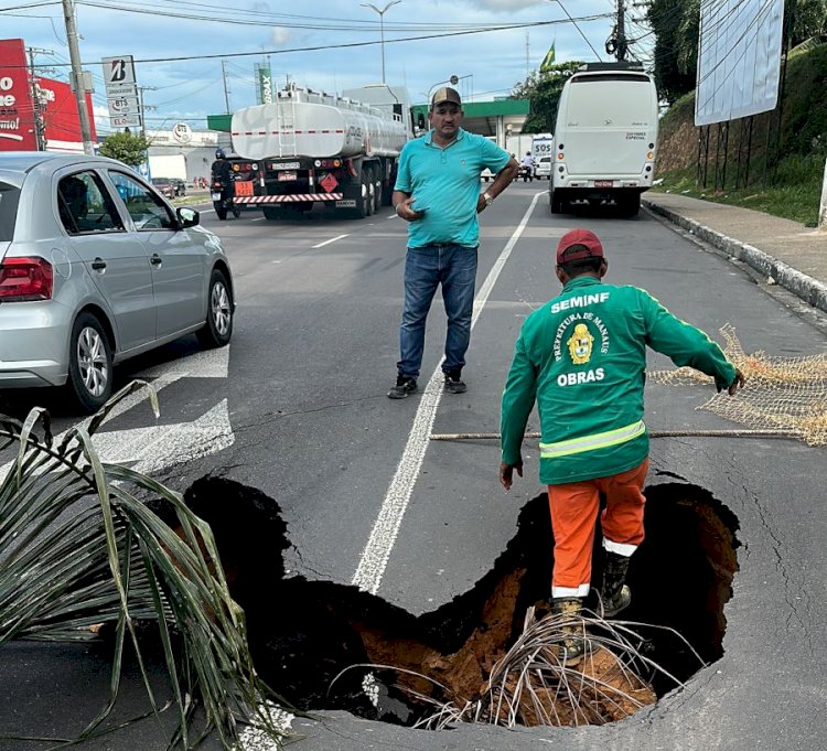 Prefeitura interdita trecho da avenida Torquato Tapajós por conta de um buraco na via