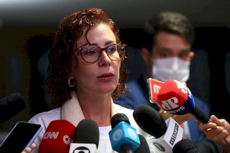 Sem estar vacinada, Carla Zambelli contrai Covid e está na UTI no DF