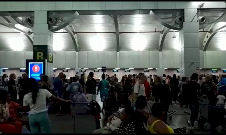 Aeroporto de Salvador tem atividades suspensas; voos são cancelados e passageiros se aglomeram em saguão