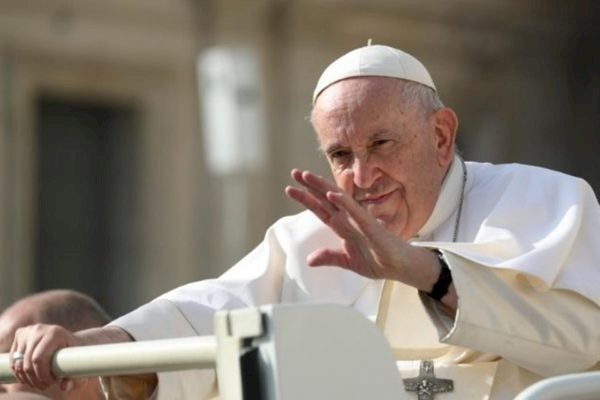 Papa Francisco: cirurgia de três horas termina “sem complicações”