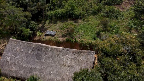 Geração de energia solar muda vida em aldeia que depende do turismo em Manaus