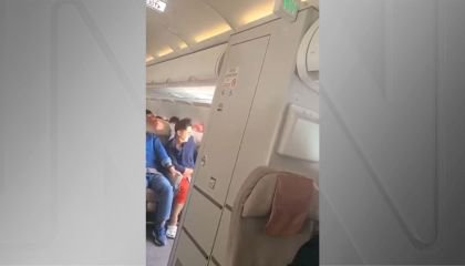 “Pensei no que teria feito de errado”, diz homem ao lado de passageiro que abriu porta de avião durante voo