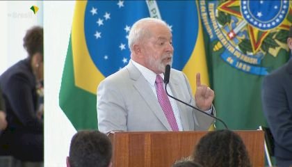 Presidente do Banco Central deve explicações por juros altos ao povo brasileiro, diz Lula em live